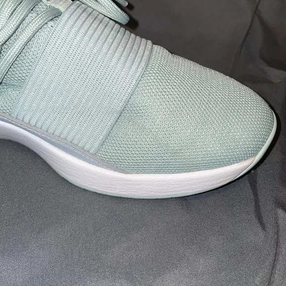 Size 9 Women’s Green Under Armour Athletic Shoes - Picture 3 of 9